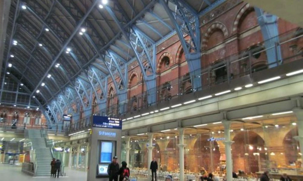 Αναστάτωση στο Λονδίνο: Ο σταθμός King's Cross St. Pancras εκκενώθηκε καθώς πυροδότησαν φωτοβολίδα